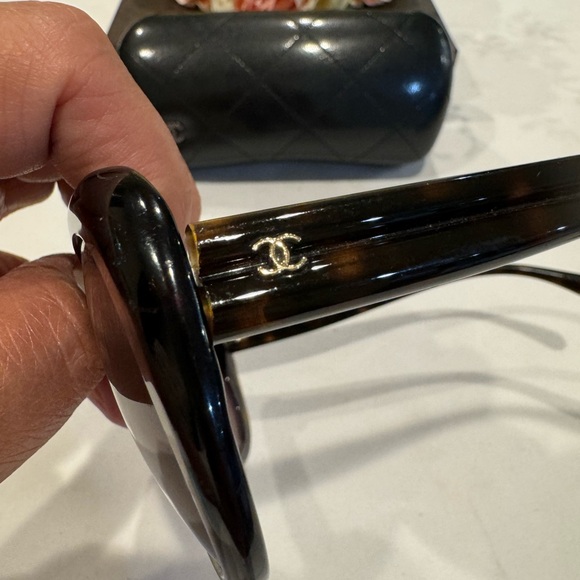 Authentic CHANEL sunglasses with case - Picture 4 of 13